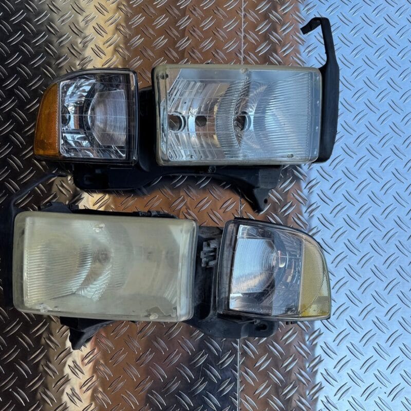kit fari+frecce anteriori usati dx+sx dodge ram 1999/2001 KIT FARI+FRECCE ANTERIORI USATI DX+SX DODGE RAM 1999/2001